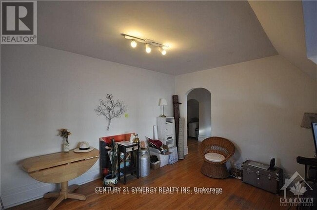 Building Photo - 458 MacLaren St