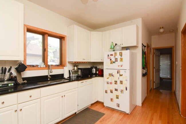 Foto del edificio - 1351 N Wolcott Ave