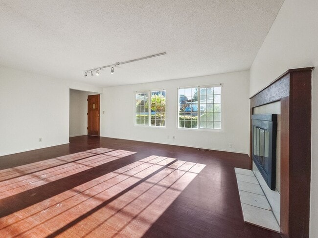 Building Photo - Charming Rambler Retreat Near Robinswood Park