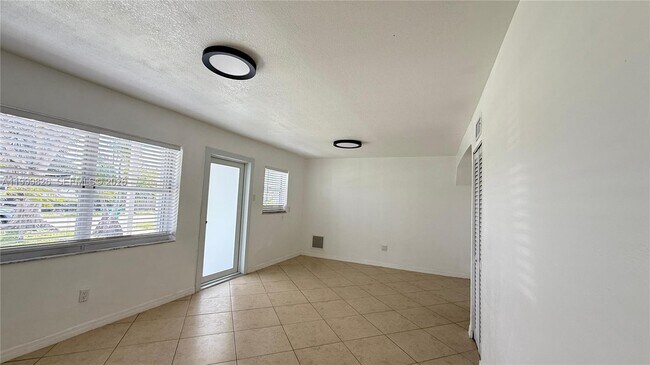 Building Photo - 11501 SW 43rd Ln