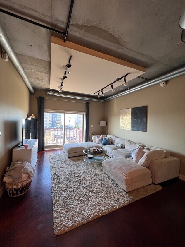 Living Room - 150 Bee St