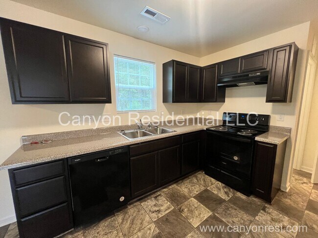 Foto del edificio - Charming 4-Bedroom Home