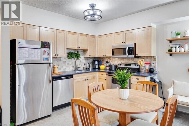 Photo du bâtiment - 155 Water St S