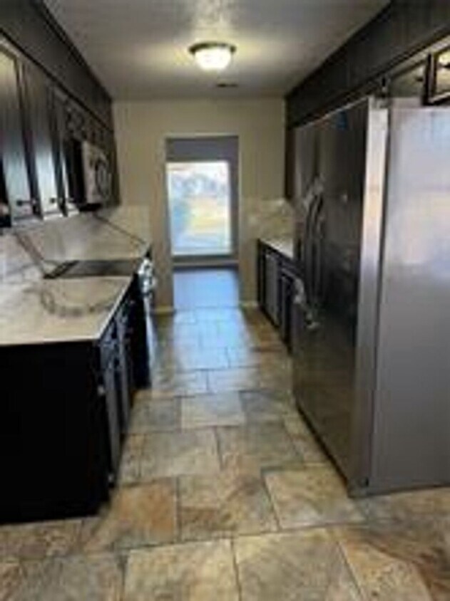 Foto del edificio - 2 story house for lease. Open floor plan in kitchen & living. Lots of storage. Large fenced backy...