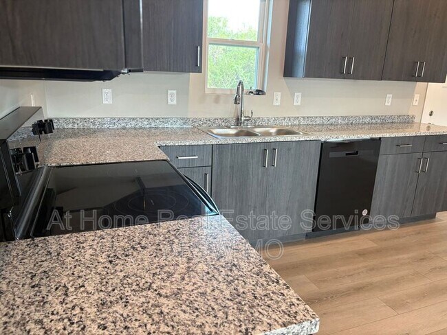 Foto del edificio - 1352 S Shayla Ave