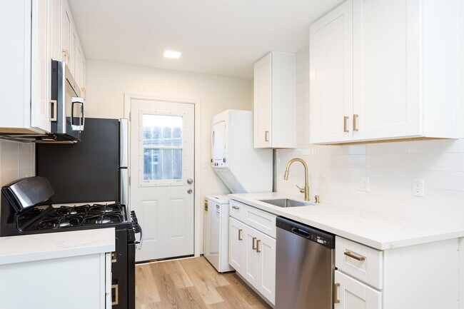 Building Photo - COMING SOON!! Amazing Renovated 1-BR Unit ...