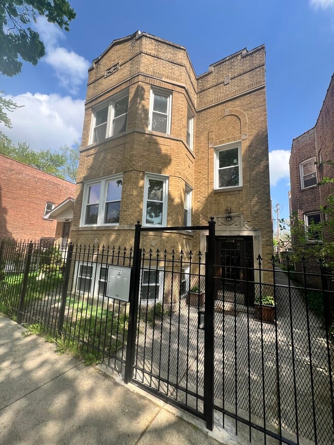 Building Photo - 3748 W Windsor Ave