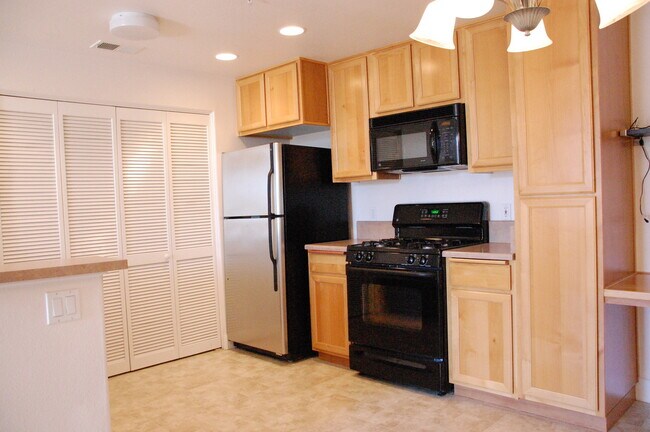 Building Photo - Gorgeous Condo in Roseville