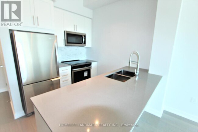 Photo du bâtiment - 4055-4055 Parkside Village Dr