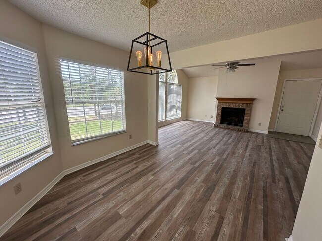 Foto del edificio - 3 BEDROOMS W/2 FULL BATHS, 2nd FLOOR UNIT