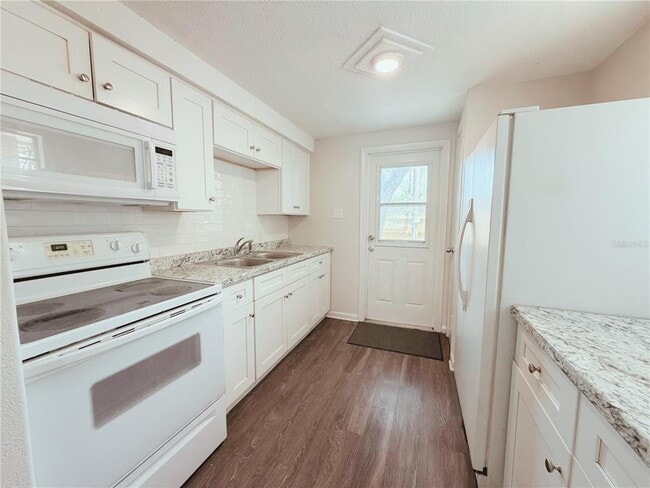 Building Photo - 5305 Oakwood Ct