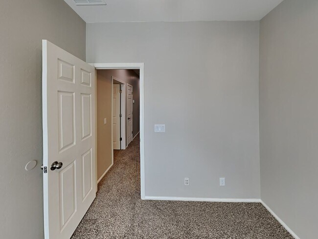 Building Photo - 986 W Oak Tree Ln