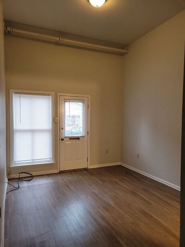 Building Photo - 5 N Washington St