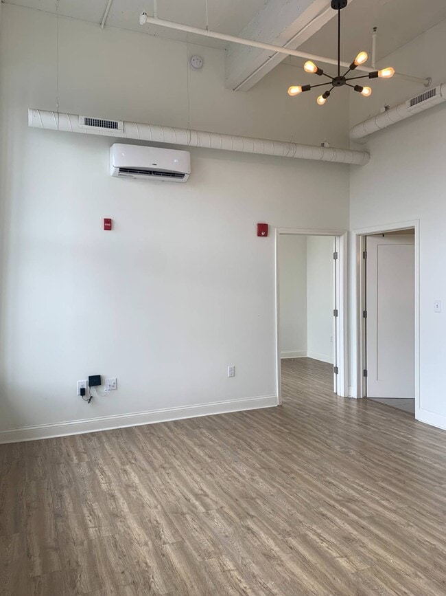 Building Photo - 132 Broadway