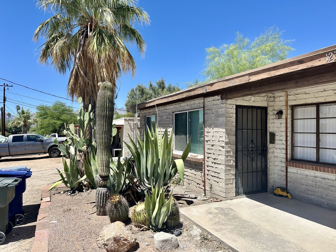 Primary Photo - 1234 N Dodge Blvd
