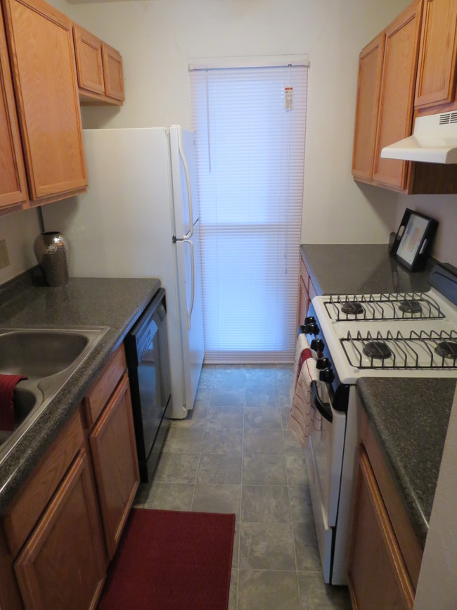 Kitchen - 711 W Elm