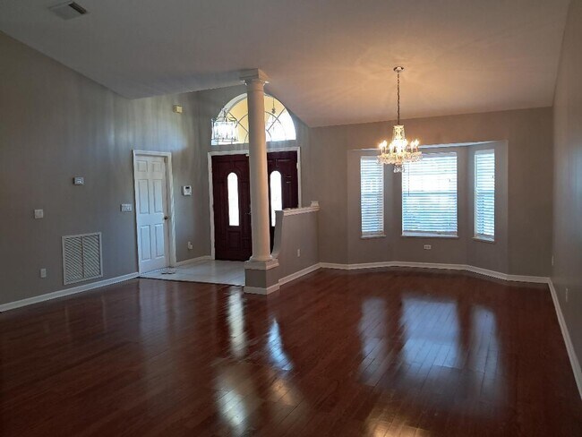 Building Photo - 242 SW Amesbury Ave