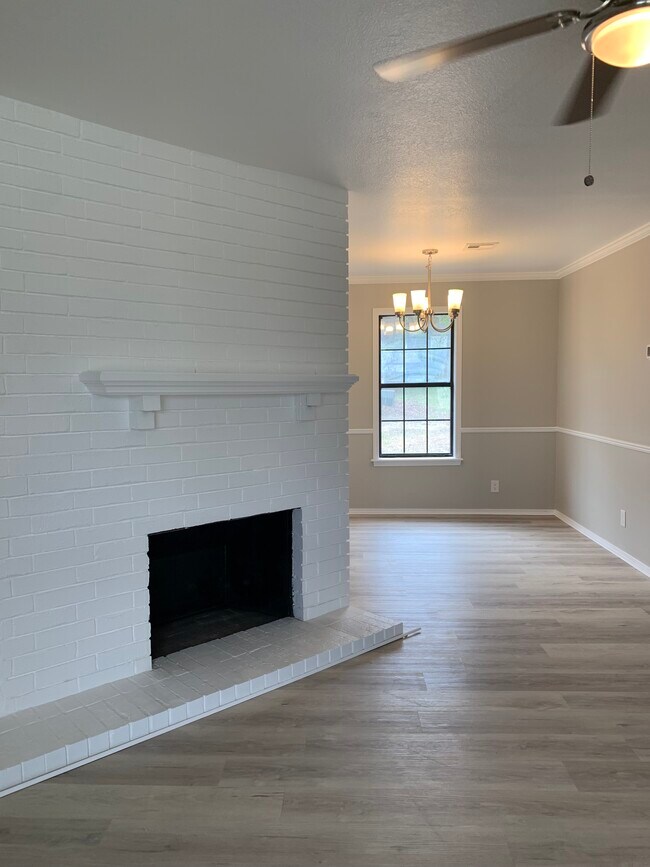 Living room - 253 N Moore Ave