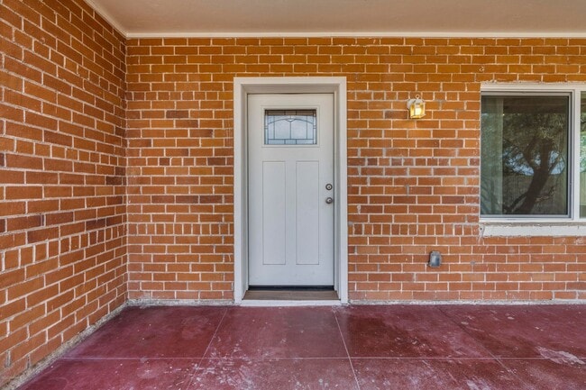 Building Photo - Adorable Brick home near UA
