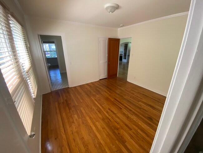 Dormitorio trasero - 1057 E Main St