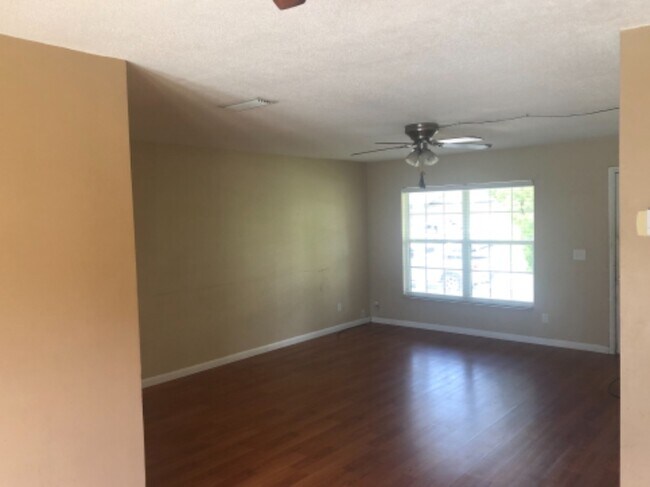 Foto del edificio - 1203 Oakwood Ln