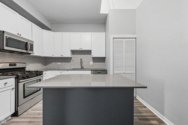 Foto del edificio - 2370 N Elston Ct