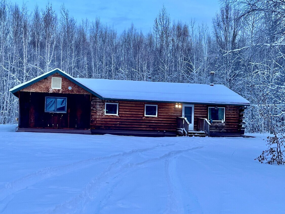 Primary Photo - Pet friendly, 4 bedroom home in North Pole