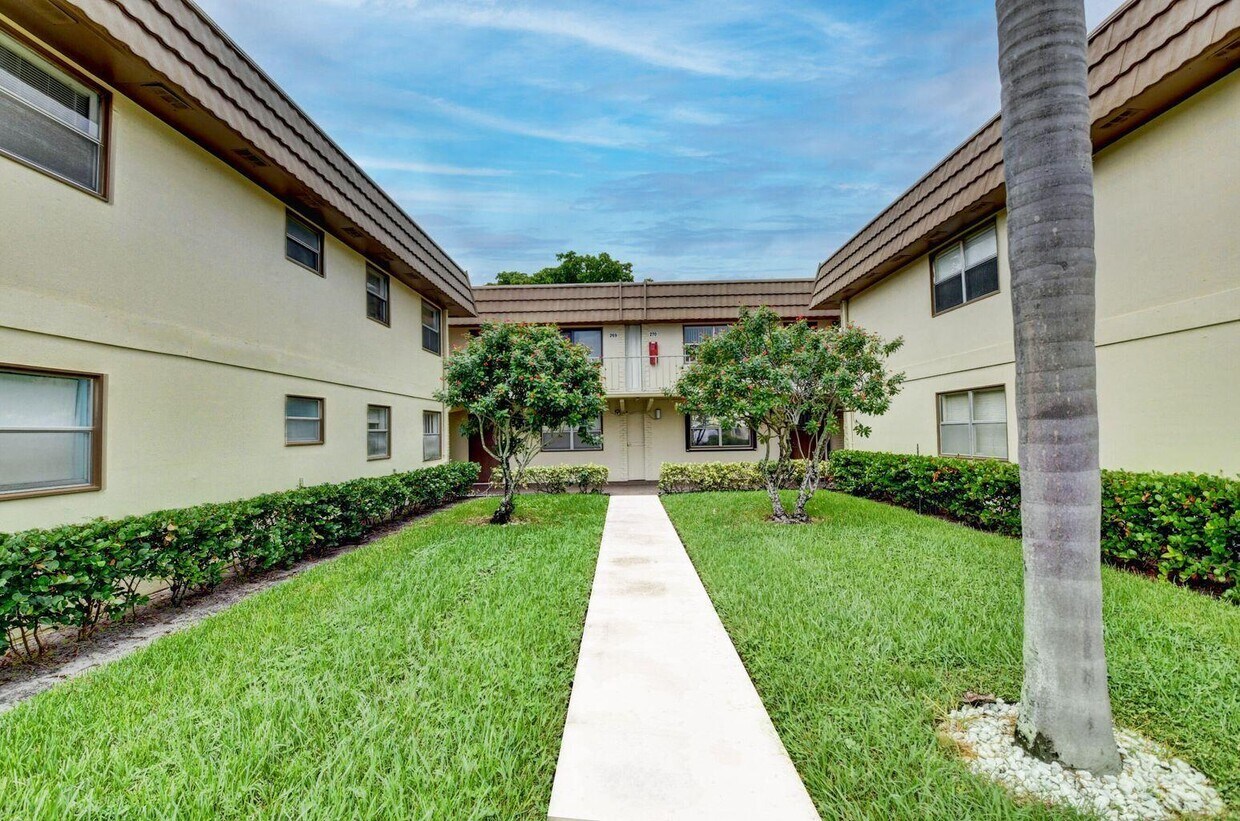 396 Saxony Way, Delray Beach, FL 33446 Condo for Rent in Delray Beach