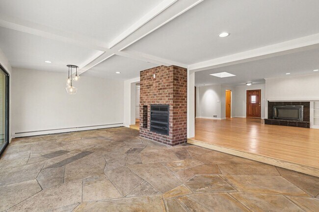 Foto del edificio - Beautifully Updated 4BR Home Blending Mid-Century Charm & Modern Comfort