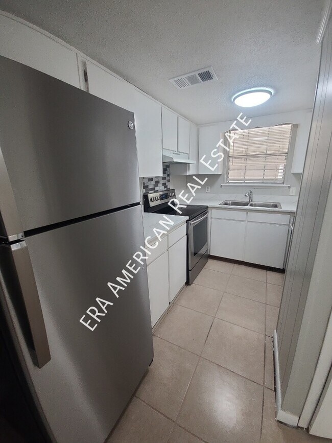 Foto del edificio - Spacious 3 Bedroom Townhome!