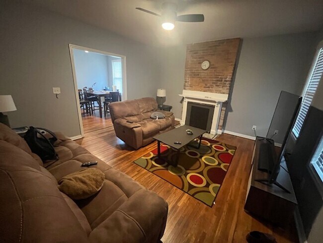 Foto del edificio - Spacious 3 bed, 1.5 bath duplex