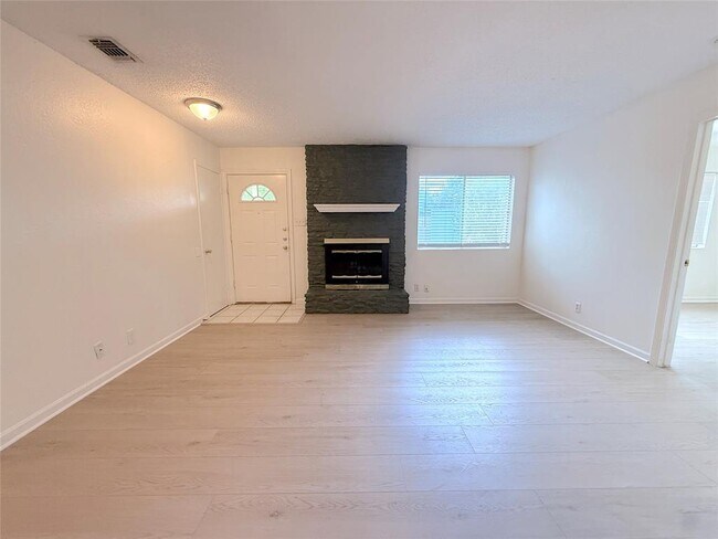 Building Photo - 9900 Hundred Oaks Cir