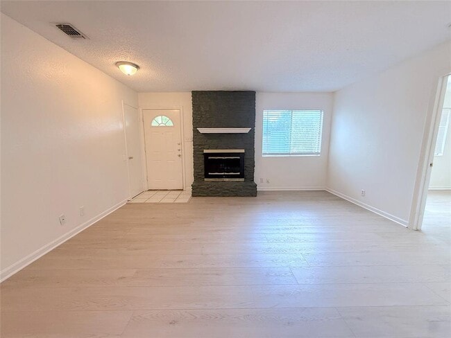 Foto del edificio - 9900 Hundred Oaks Cir