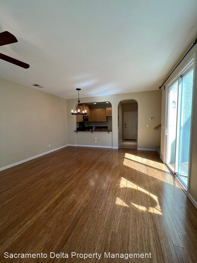 Building Photo - 3 br, 2.5 bath House - 11071 International...