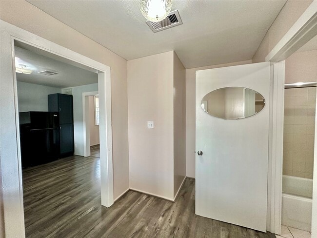 Foto del edificio - 305 N Live Oak St