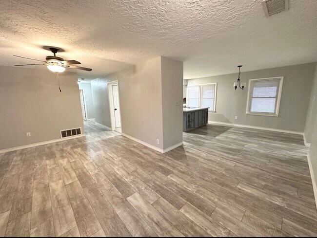 Building Photo - 4 Bed 2 Bath on Large Lot Ready to Rent ASAP!