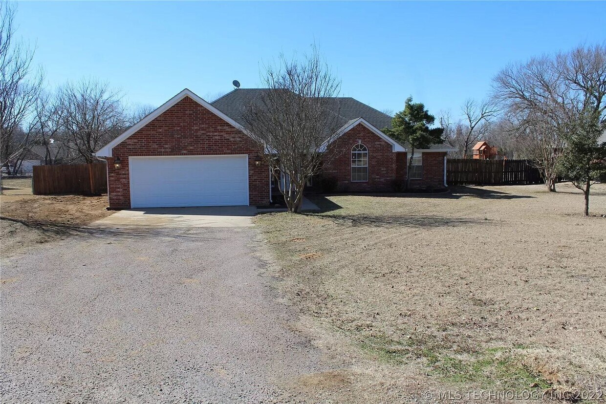 Primary Photo - Outside Lovers Dream, 3/2 Large Fenced Yard
