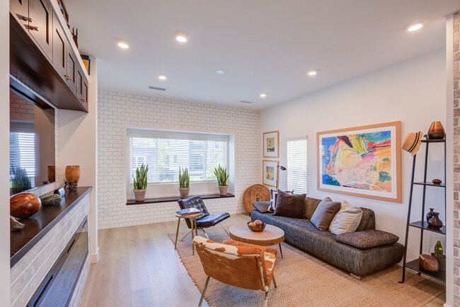 Building Photo - 412 N Curson Ave