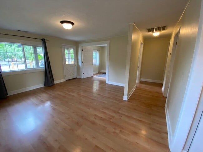 Building Photo - West Side cottage just blocks from downtow...