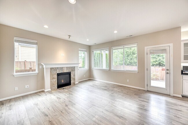 Building Photo - Spacious 4-Bed Home in the Northshore School District