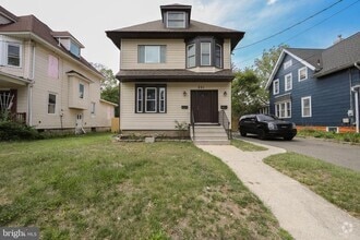 Building Photo - 231 E Knight Ave