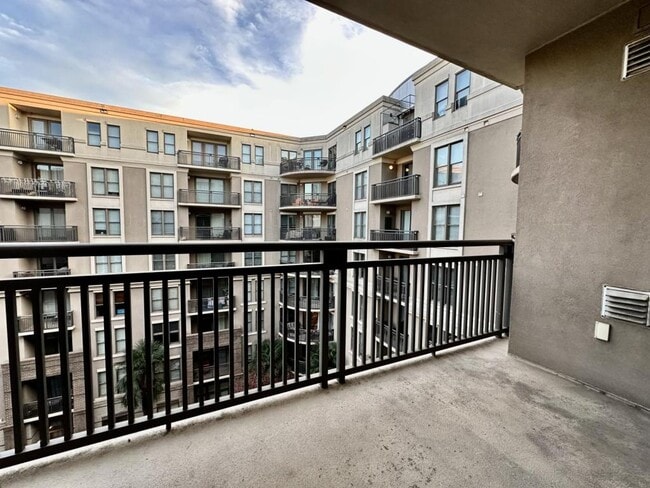 Photo - 718 W Trade St Apartment