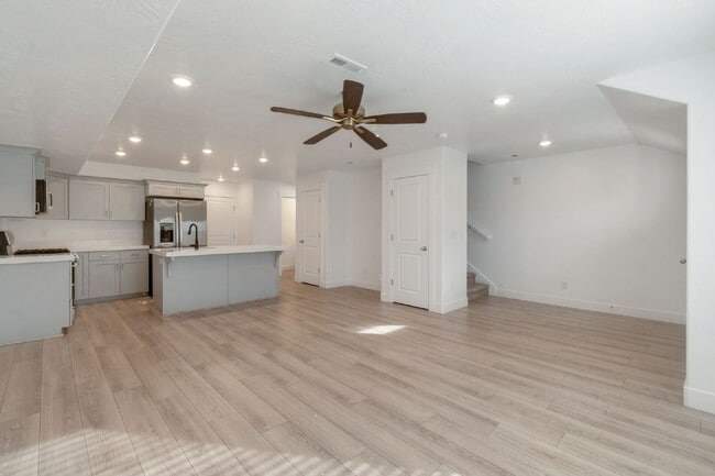 Building Photo - Beautiful Interior Townhouse - 3BD 3BA 2GA