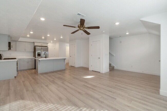 Foto del edificio - Beautiful Interior Townhouse - 3BD 3BA 2GA