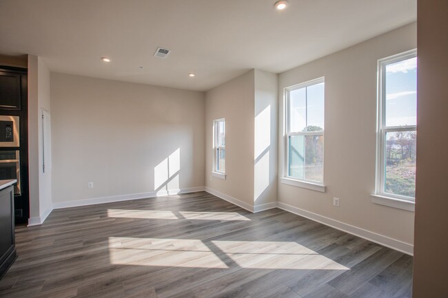 Building Photo - Stunning 3 BR/2.5 BA Townhome in Laurel!