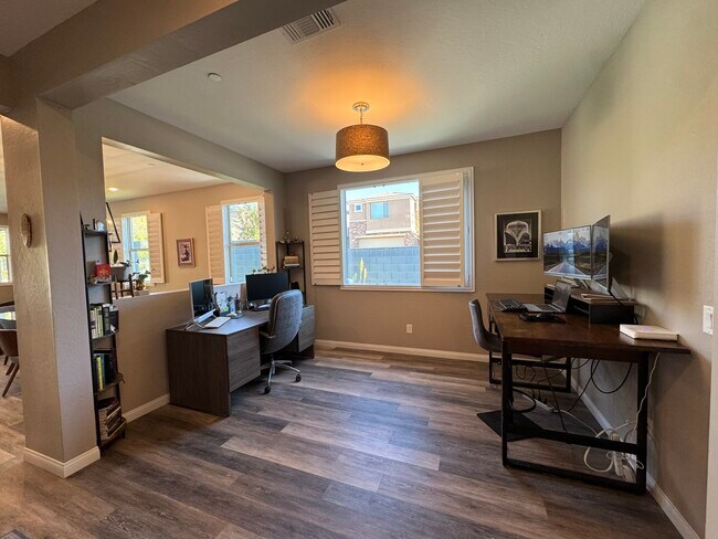 Den/ office/ extra space - 331 Coastal Redwood St