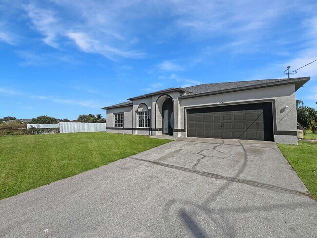 Foto del edificio - 906 Alfreda Ave