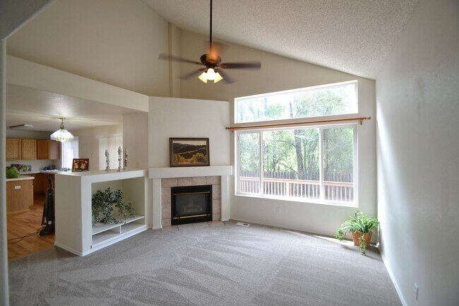 Foto del edificio - 4 bed 3.5 bath with 2 car garage - Availab...