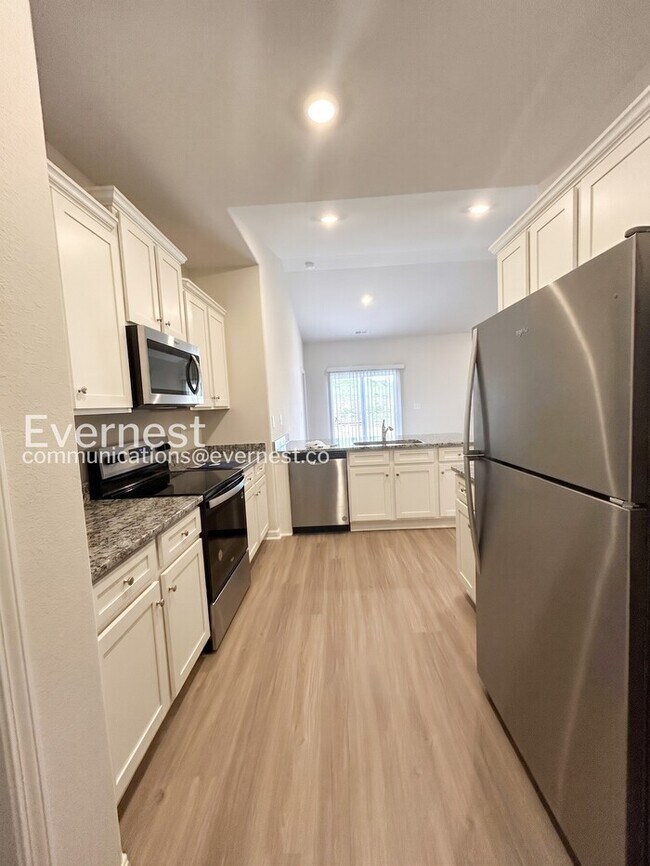 Foto del edificio - Charming Home with Garage and Driveway Parking /  3 Bed, 2 Bath / Section 8 Accepted / Available ...