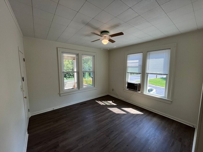 Building Photo - Spacious one bedroom 2nd floor apartment - Completely Remodeled!